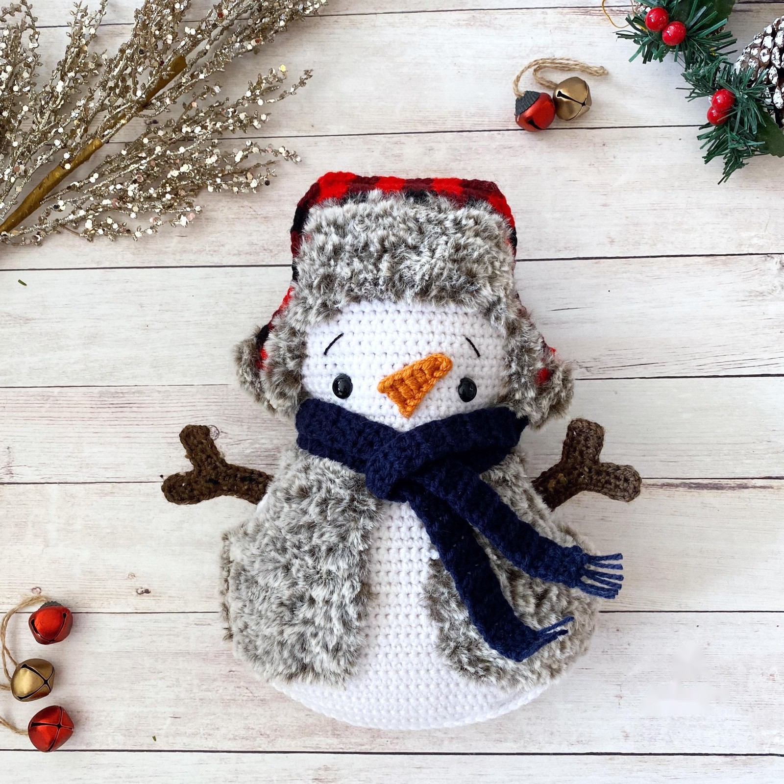 How to Crochet a Chubby Winter Snowman Plushie: Free Winter & Holiday Decor Pattern & Tutorial